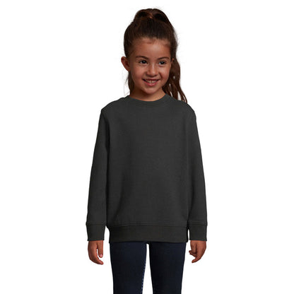 Niña con sudadera negra lisa de manga larga y cuello redondo.