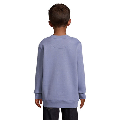 Imagen trasera de niño con sudadera lila sin capucha.
