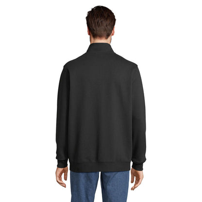 Sudadera verde con cremallera vista lateral con modelo