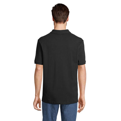 Vista trasera de polo negro liso con modelo masculino