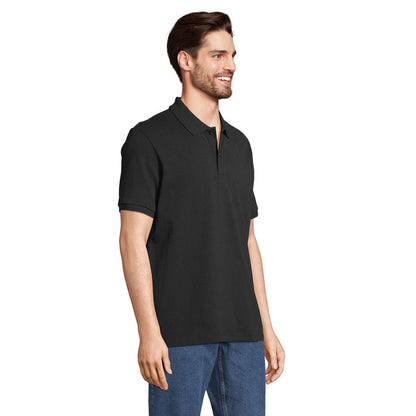 Imagen de perfil de modelo masculino con polo negro de manga corta