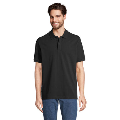 Vista delantera de camiseta tipo polo negra sobre modelo masculino