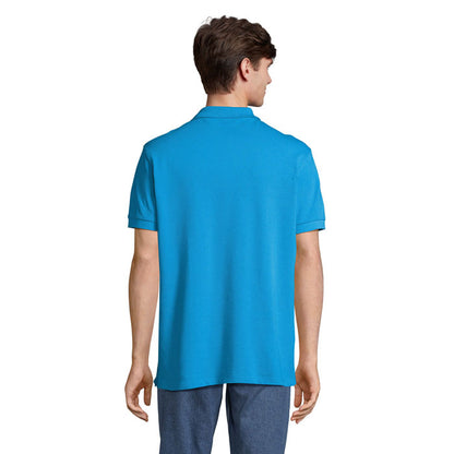 Parte trasera de polo azul con cuello de botones sobre modelo masculino