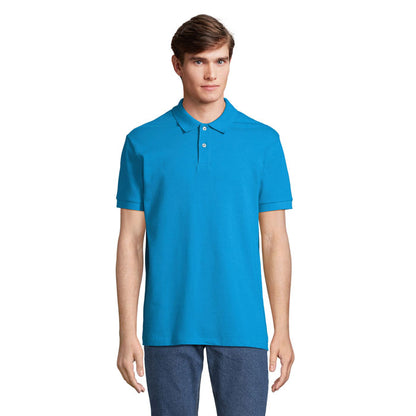 Modelo masculino con polo azul de manga corta, imagen frontal