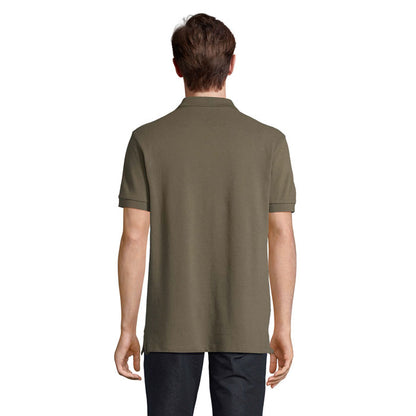 Modelo masculino con polo marrón liso, imagen trasera