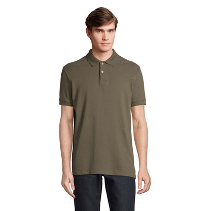Polo marrón  con cuello de botones en modelo masculino