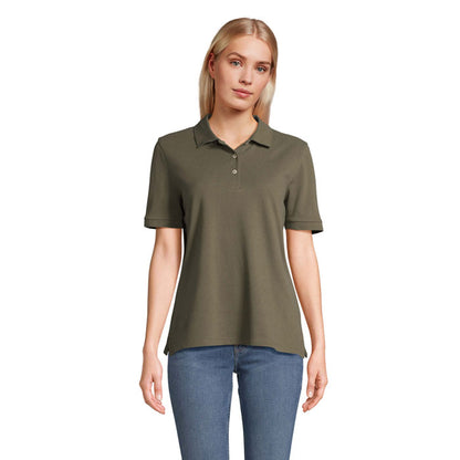 Vista posterior de camiseta tipo polo marrón en modelo femenina