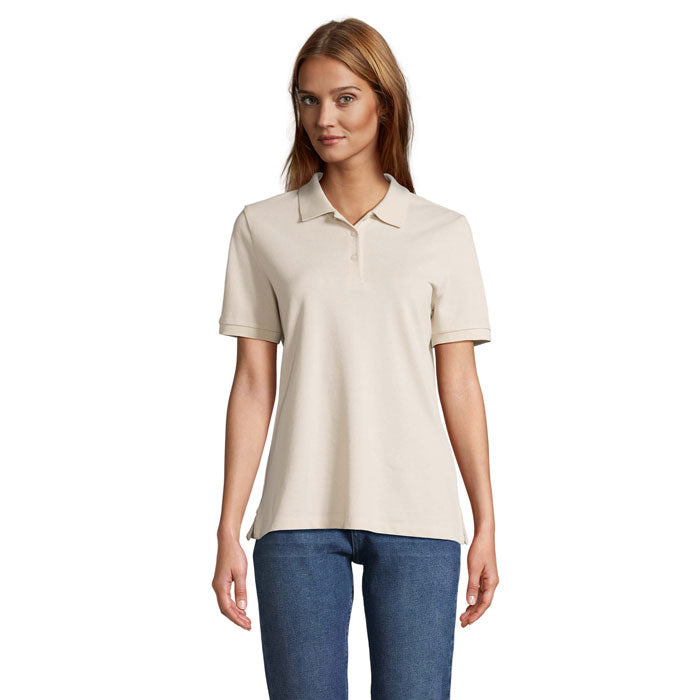 Modelo luciendo el PACIFIC WOMEN - PACIFIC POLO MUJER, polo de algodón de corte cómodo y manga corta.