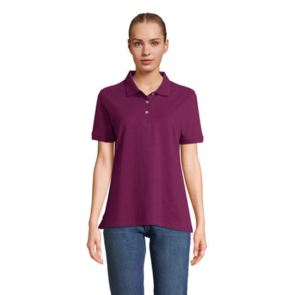 Polo marrón con cuello y botones en modelo femenina, plano frontal