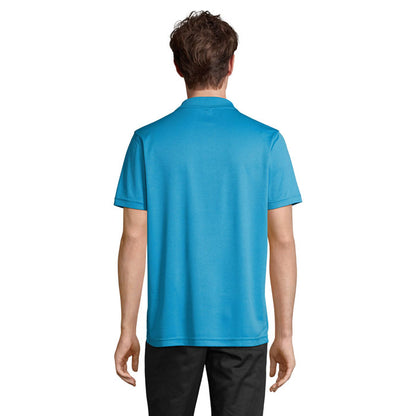 Vista posterior de polo azul con cuello clásico en modelo.