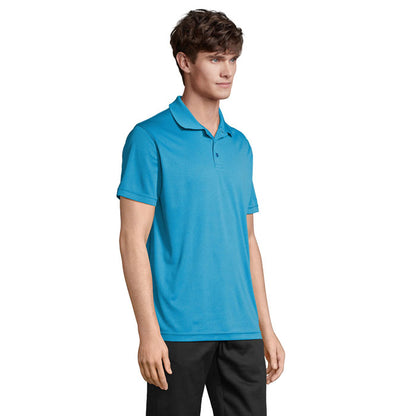 Perfil derecho de modelo con polo azul de manga corta.