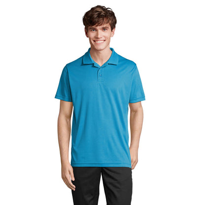 Modelo masculino con polo azul de manga corta, vista frontal.