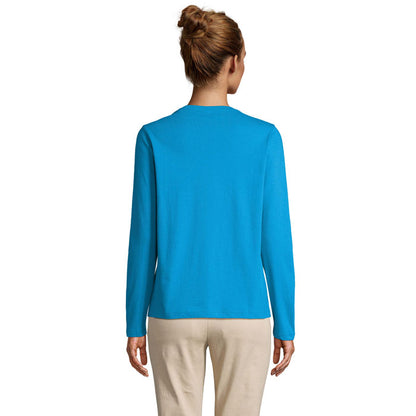 Camiseta femenina lisa en color azul, fondo blanco y pantalón claro