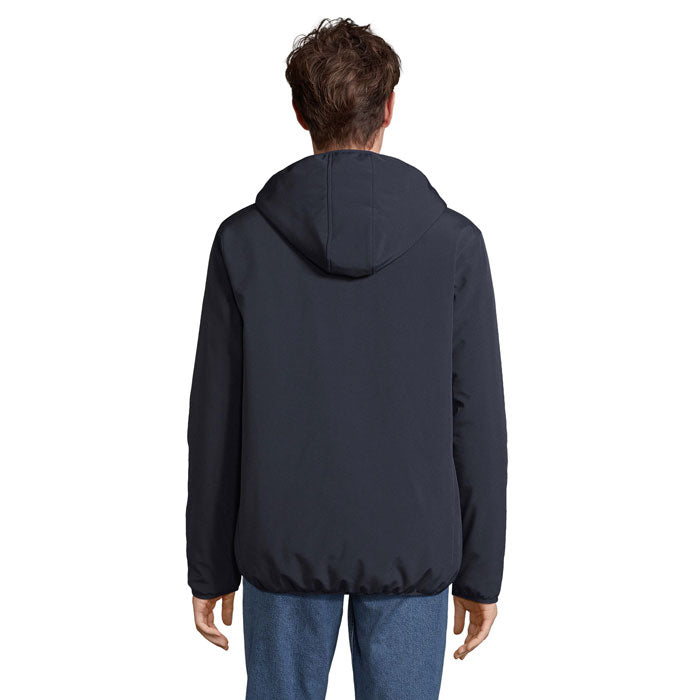 Vista trasera de parka softshell azul marino con capucha
