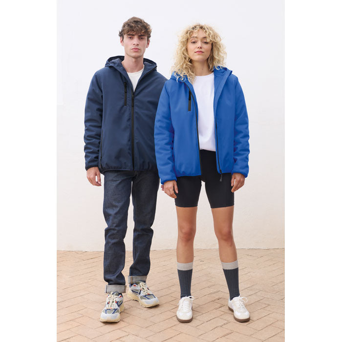 Dos modelos con prendas softshell acolchadas en azul marino y azul intenso
