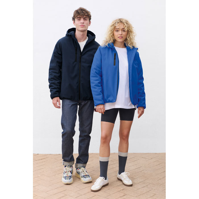 Hombre y mujer con chaquetas acolchadas de invierno y capucha