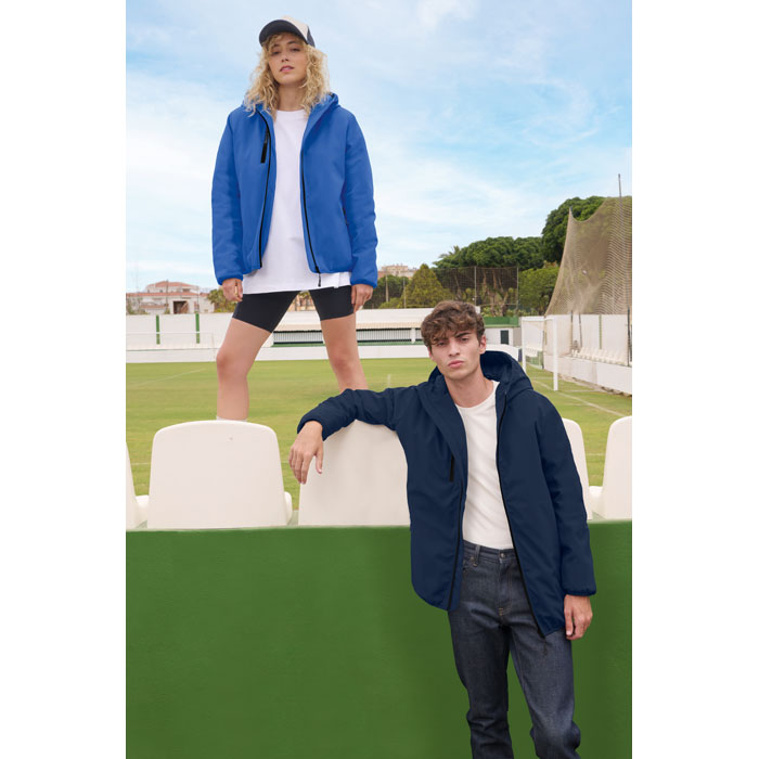 Personas con chaquetas softshell de abrigo en un entorno exterior