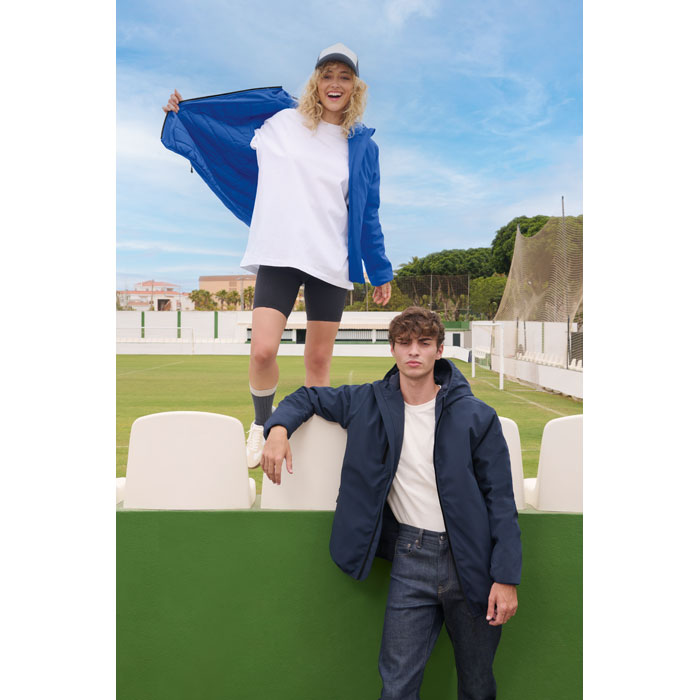 Modelos con chaquetas acolchadas durante una actividad al aire libre