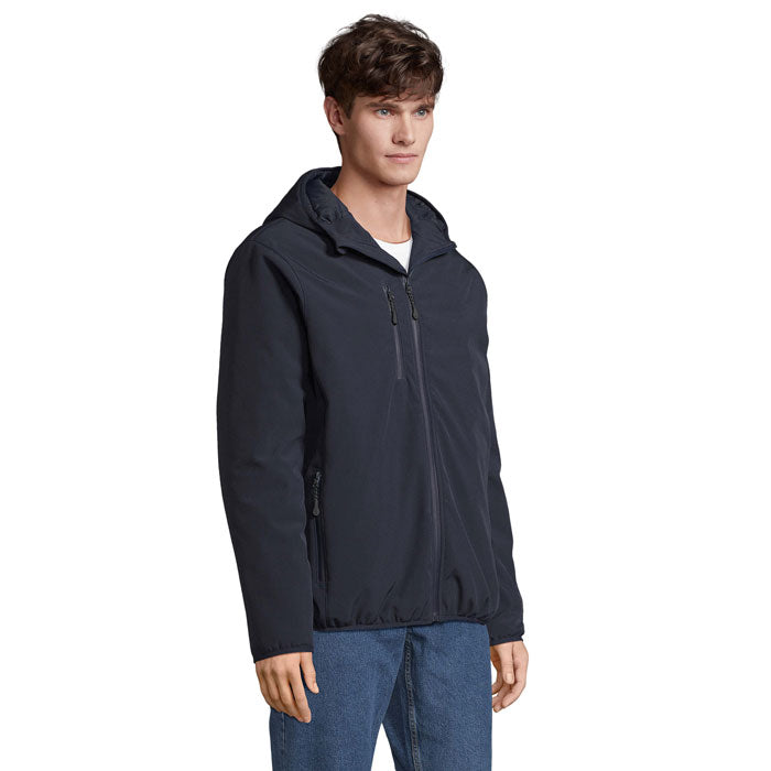 Vista lateral de parka softshell azul marino con bolsillos de cremallera