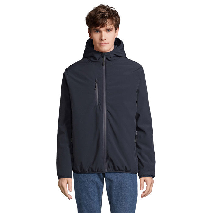 Hombre con parka softshell azul marino, capucha y cremallera frontal