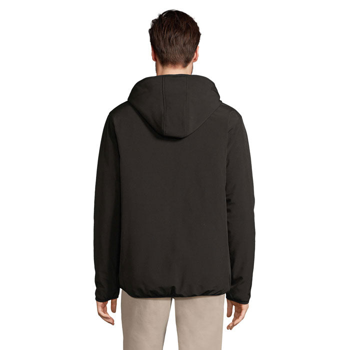 Vista trasera de parka softshell negra con capucha