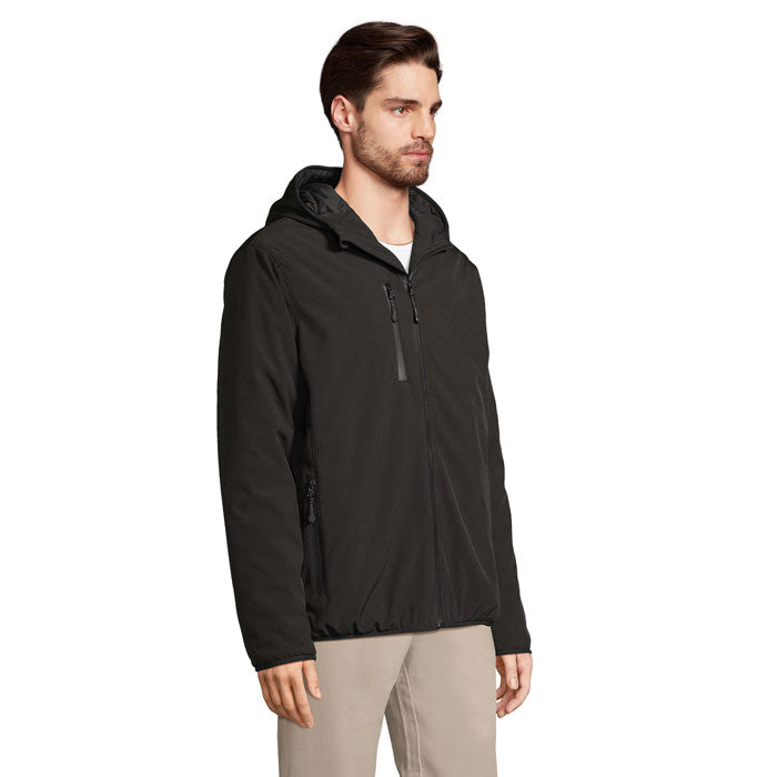 Vista lateral de parka softshell negra con capucha y manga larga