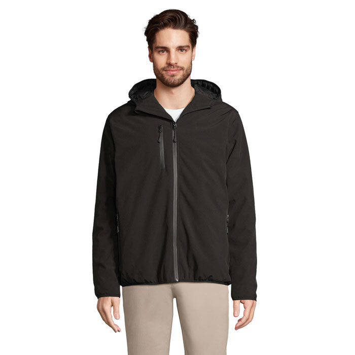Hombre con parka softshell negra acolchada y bolsillos con cremallera