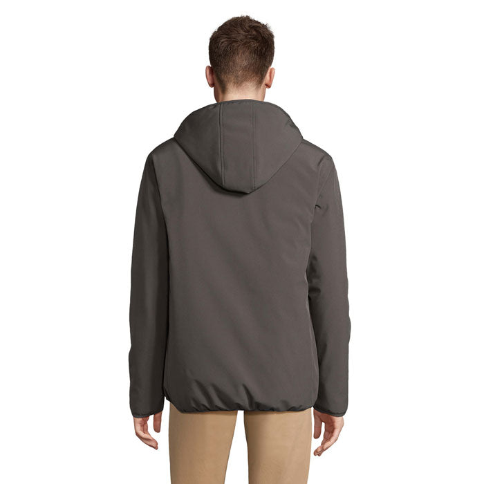 Vista trasera de parka softshell gris oscuro con capucha