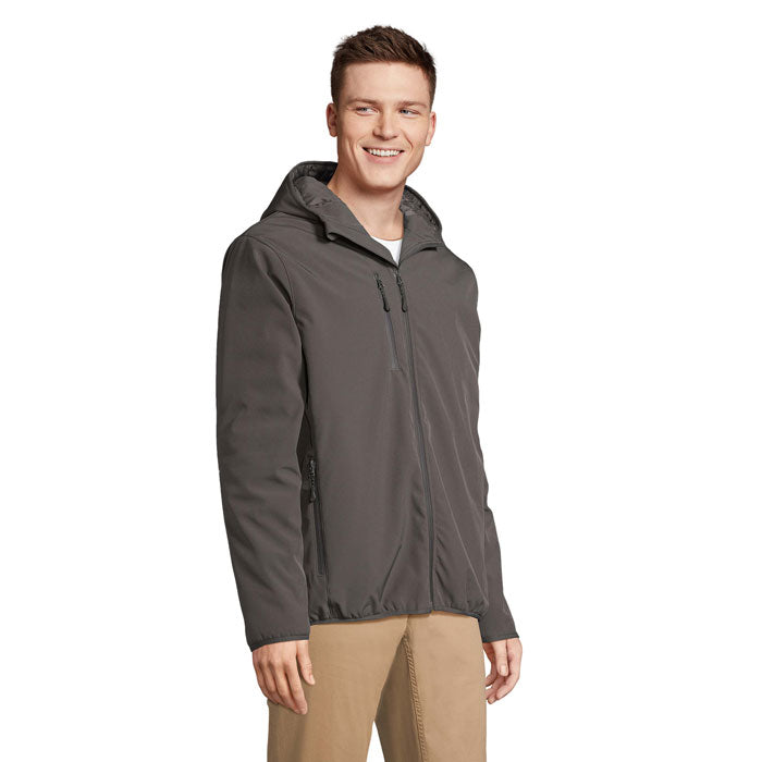 Vista lateral de parka softshell gris oscuro con cierre de cremallera