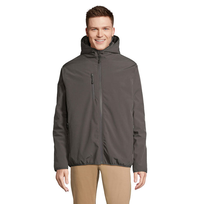 Hombre con parka softshell gris oscuro, capucha y cierre frontal