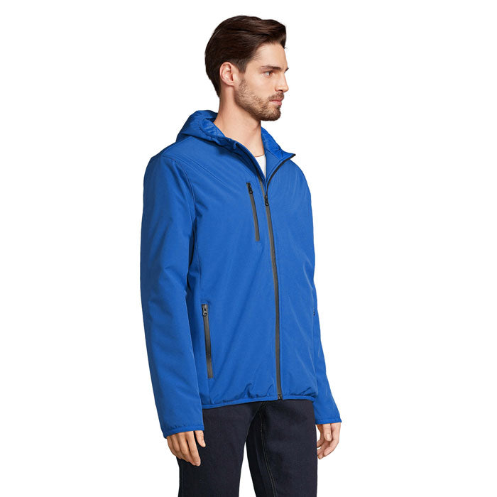 Vista lateral de parka softshell azul intenso con bolsillos de cremallera