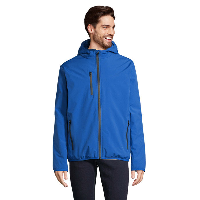 Hombre con parka softshell azul intenso y capucha
