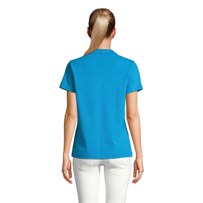 Polo azul de mujer visto desde la espalda con corte recto y mangas cortas