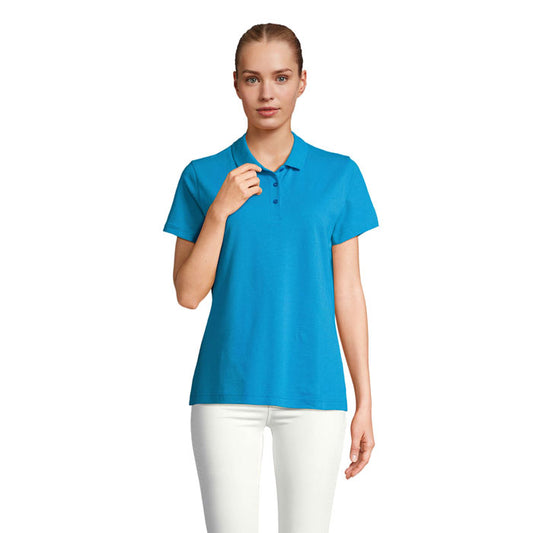 PULSE WOMEN - PULSE POLO MUJER modelo femenino vistiendo polo azul de manga corta y cuello de canalé.