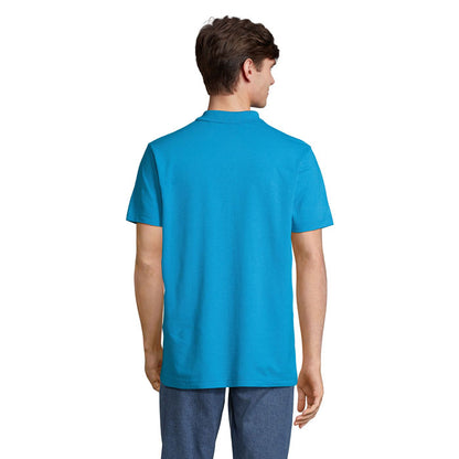 Vista lateral de polo azul masculino con corte recto y cuello cerrado