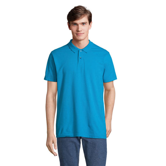 Modelo vistiendo la PULSE - PULSE UNISEX POLO de color azul, confeccionado en 100% algodón.
