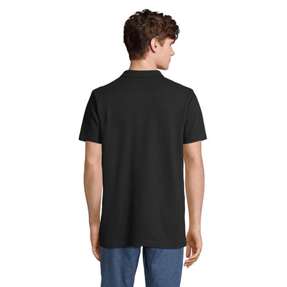 Modelo masculino con polo negro, mostrado desde el lateral
