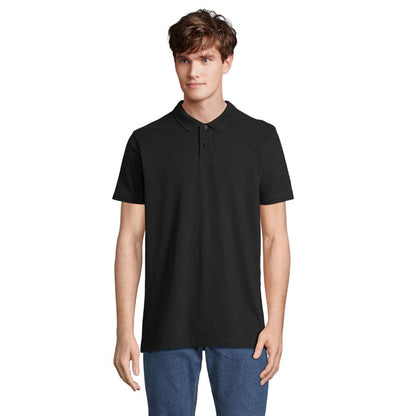 Espalda de modelo masculino con polo negro básico de manga corta