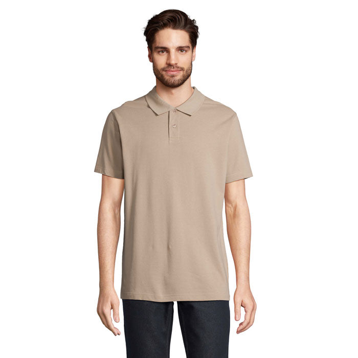 PULSE - PULSE UNISEX POLO modelo masculino usando una camiseta polo de color beige, con cuello y mangas cortas.