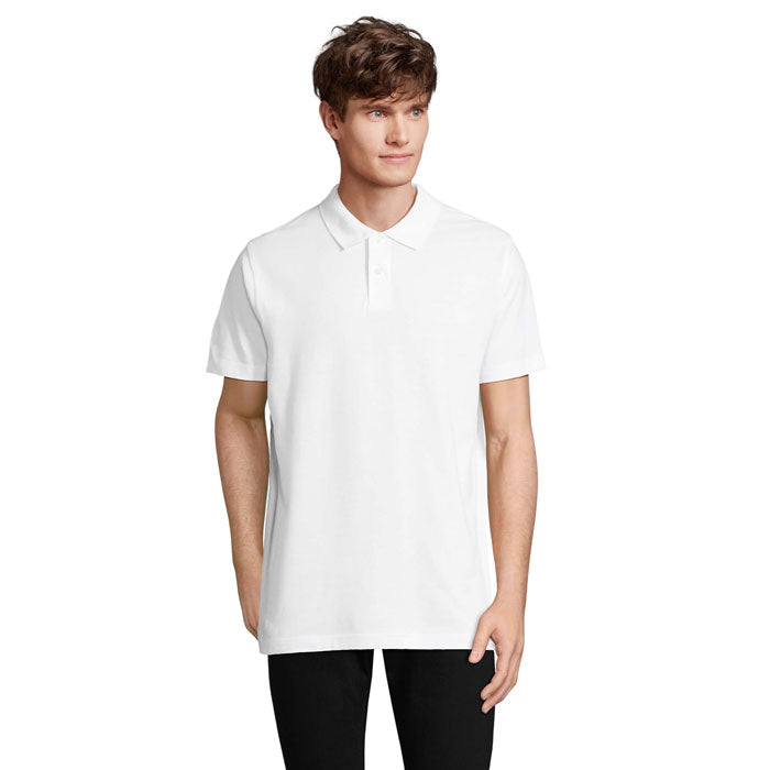 PULSE - PULSE UNISEX POLO, modelo masculino con polo blanco de manga corta de 100% algodón.