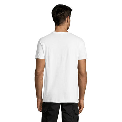 Hombre de espaldas con camiseta blanca de manga corta, fondo neutro.