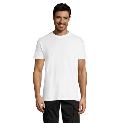 Vista posterior de camiseta blanca sin marca, llevada por un hombre.