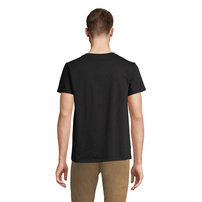 Vista posterior de camiseta negra de hombre con cuello redondo, confeccionada en algodón, corte moderno y mangas cortas.