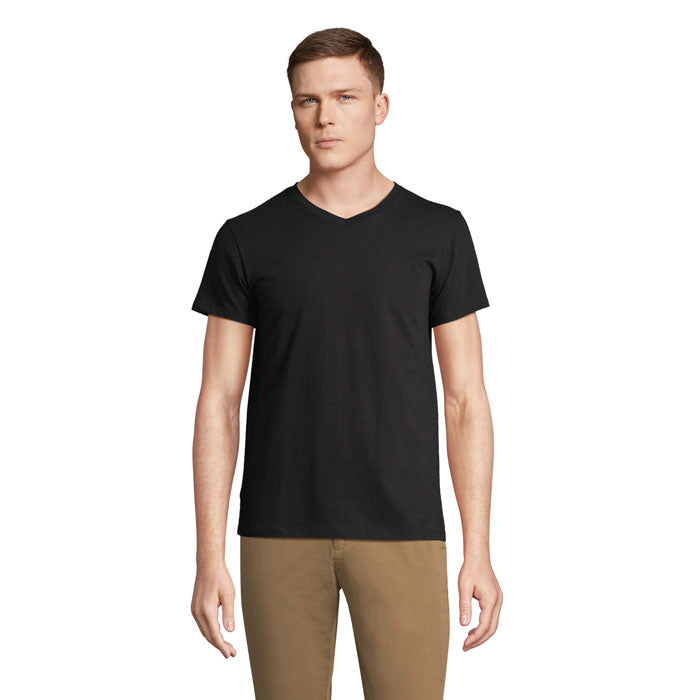 Camisa negra de hombre con cuello en V, fabricada en 100% algodón, con un diseño moderno y corte tubular.