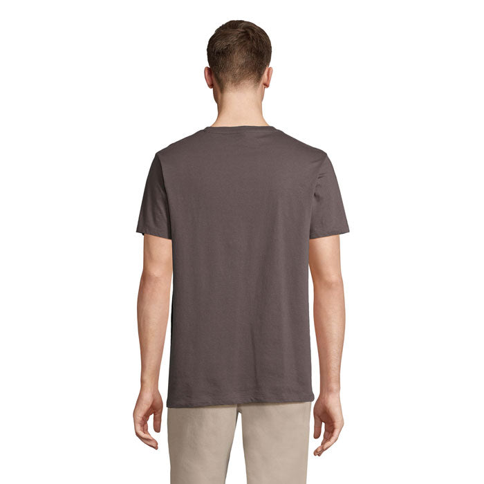 Vista posterior de camiseta de algodón en color gris, con corte moderno y mangas cortas, mostrando su diseño simple.