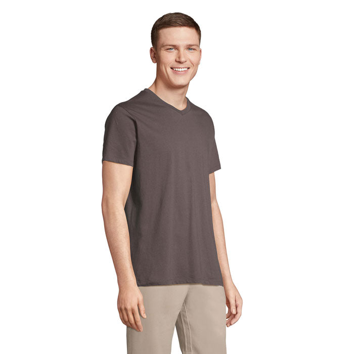 Camiseta de cuello en V gris oscuro, 100% algodón, luce ajustada y moderna en un modelo masculino, ideal para uso diario.