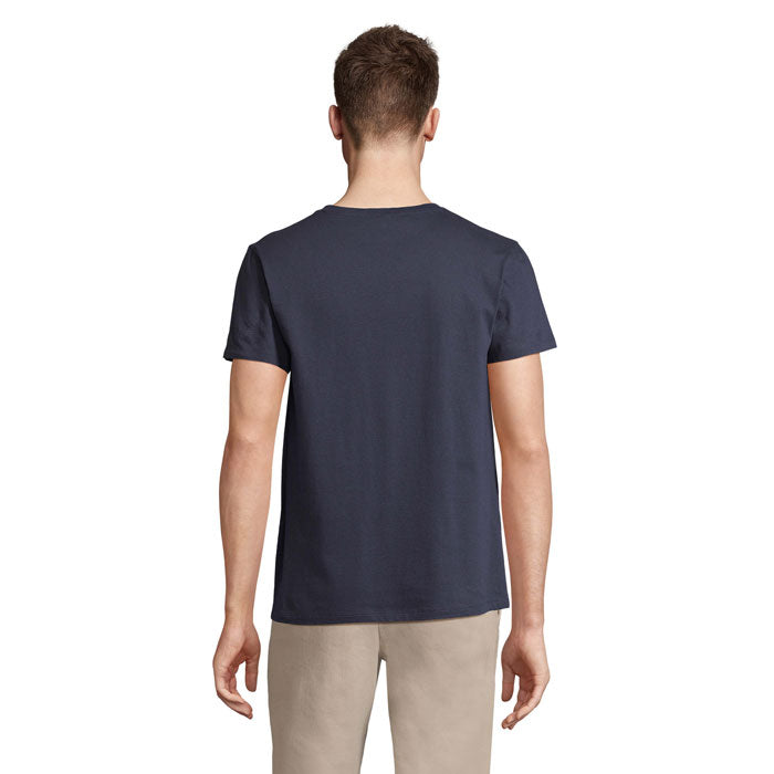 Vista posterior de camiseta de algodón en color azul marino, con mangas cortas y corte moderno, ideal para uso diario.