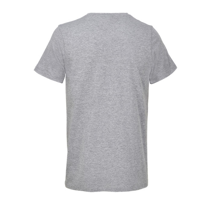 Vista posterior de camiseta de color gris, fabricada en algodón, con corte moderno y mangas cortas.
