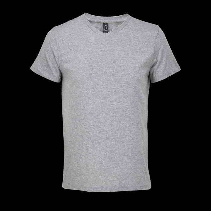 Camiseta gris con cuello en V, fabricada en 100% algodón, vista frontal, corte moderno y mangas cortas.