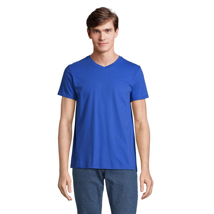 Camiseta azul de hombre con cuello en V, 100% algodón, corte moderno y mangas cortas, vista frontal.